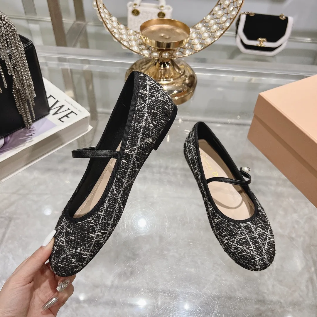 👟👟Ex-factory price 520👟👟 "Exclusive top version" Dior*Dior ✅2024vs spring and summer new series... [Round toe single shoes with small pearls] Original purchase and development! The last details of this shoe are perfectly restored 💐 The upper is made of special material and the inner padding is made of delicate lambskin. You can see the quality by looking at the details in real photos. It is a versatile style for little ladies and a lady. It is a stunning shoe at first glance... I love it. The genuine leather outsole imported from Italy has a five-pointed star logo! 35-39 (34.40 customization is non-refundable) Packaging: Original full set of packaging ☀The color official website is updated simultaneously